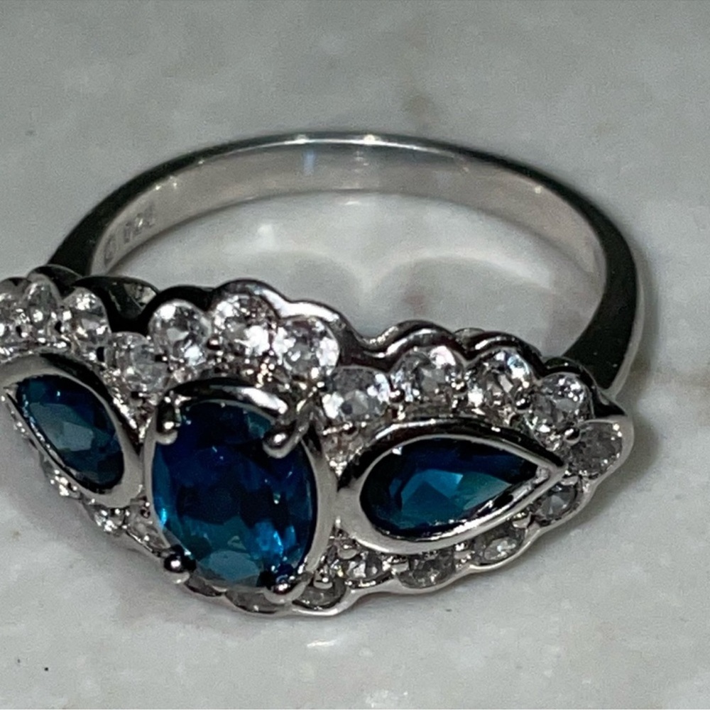Vintage BLUE TOPAZ 2.00CT WHITE TOPAZ 1.20CTW STERLING SILVER 3-
STONE Ring